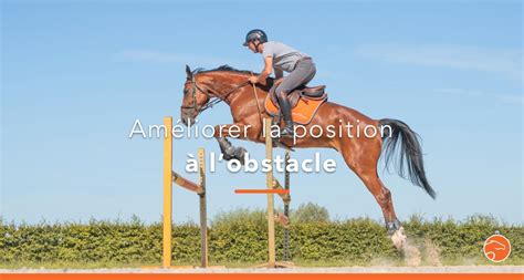 Cavalier en position d'équilibre 2 points au-dessus d'un obstacle