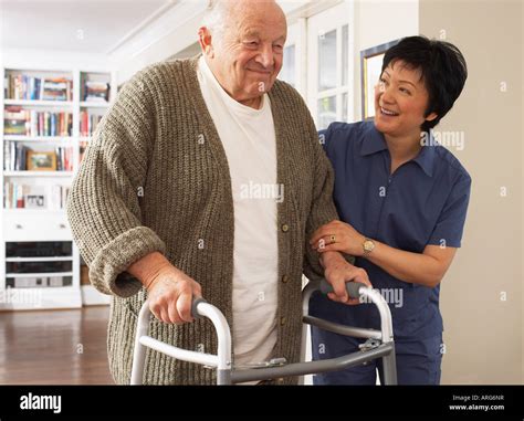 Personne recevant de l'aide pour s'habiller