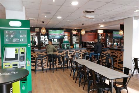 Intérieur d'un bar PMU animé