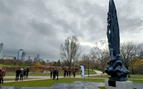 Sculpture monumentale en bronze dans un parc