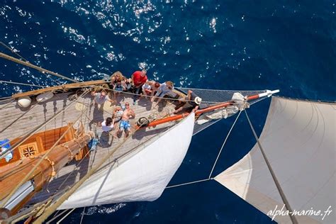 Équipage hissant les voiles d'un vieux gréement