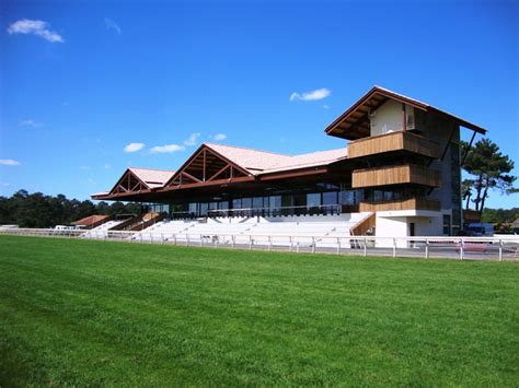 Vue aérienne de l'Hippodrome de la Teste avec ses vastes espaces verts et la forêt environnante