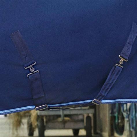 Détail des sur-sangles croisées élastiques d'une chemise polaire