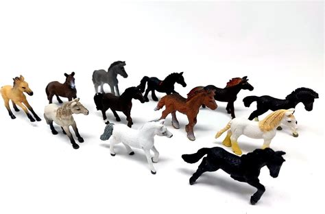Figurines de chevaux en pâte autodurcissante peintes