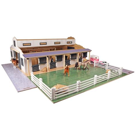 Miniature d'un centre équestre en carton avec boxes et paddock