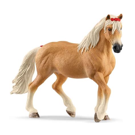 Gros plan sur la tête de la jument Haflinger Schleich, montrant la finesse des détails