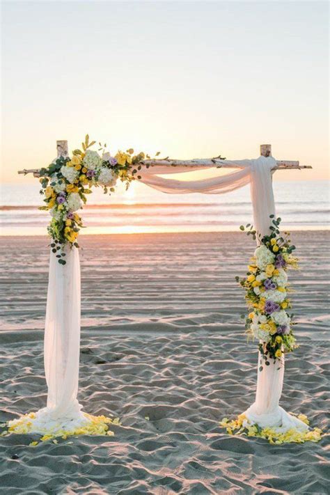 Arche de mariage décorée de fleurs pour présenter un gâteau
