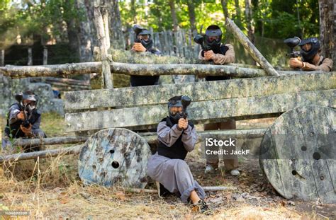 Groupe de personnes jouant au paintball