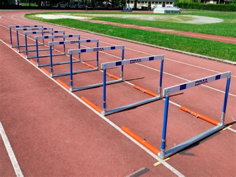 Groupe d'enfants s'entraînant avec des haies d'athlétisme