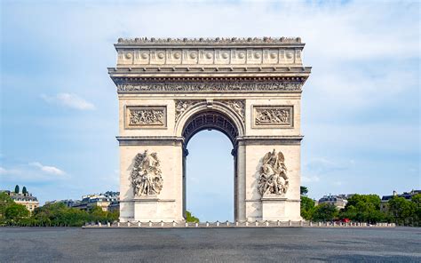 Arc de Triomphe tagué et dégradé