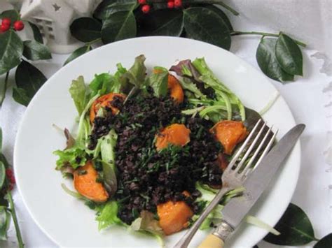 Image d'une assiette de boudin noir avec une salade