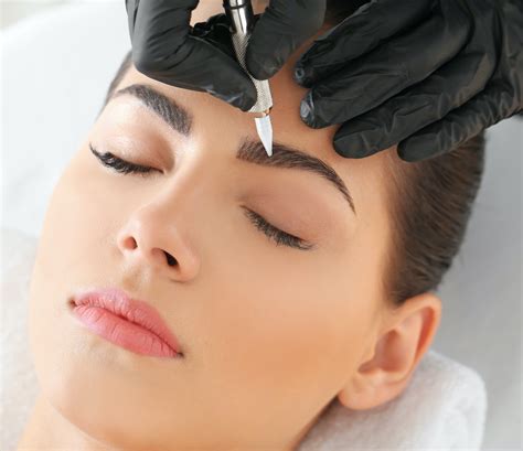 Femme appliquant du maquillage permanent sur ses sourcils