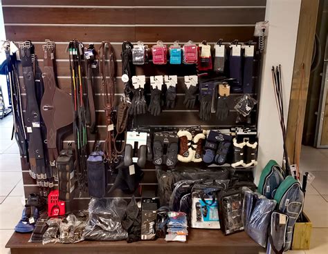 Étalage de matériel d'équitation dans une sellerie