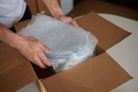 Illustration d'un colis mal emballé