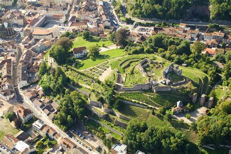 Vue aérienne du parc du château d'Épinal avec les vestiges médiévaux