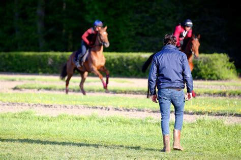 Un entraîneur de chevaux de course donnant des instructions à un jockey