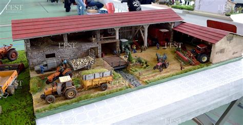 Maquette de ferme réaliste avec animaux et matériel agricole