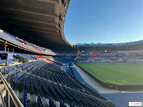 Scénographie du concert au Parc des Princes avec le Pont du Golden Gate