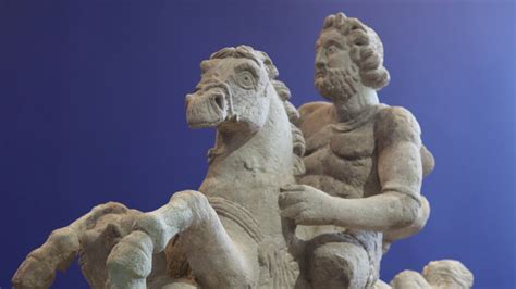 Détail d'une statue gallo-romaine du musée de l'Orléanais