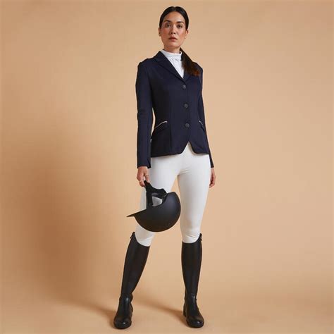 Cavalière en veste de concours