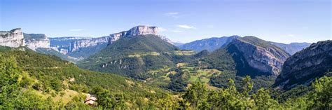 Vue panoramique du massif du Vercors avec des chevaux au pâturage