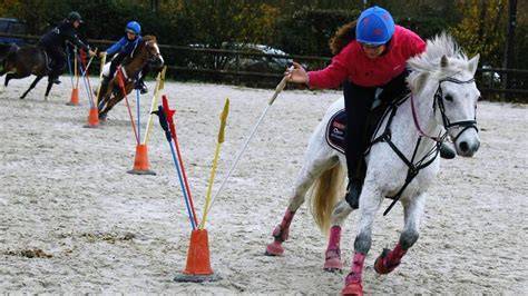 Image de cavaliers participant à une épreuve de Pony Games