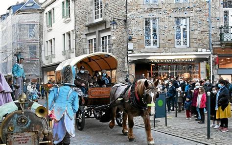Calèche traversant les rues pavées du Vieux-Québec