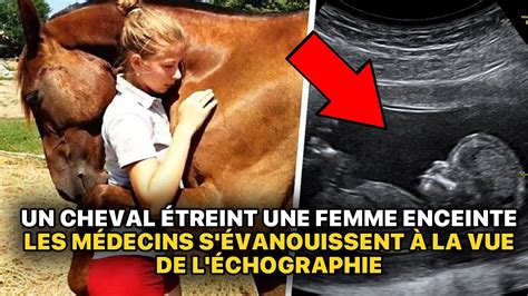 Femme enceinte caressant un cheval