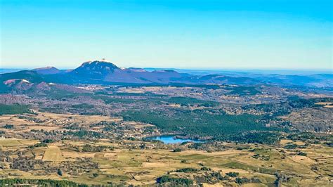 Vue panoramique des paysages volcaniques du Puy-de-Dôme