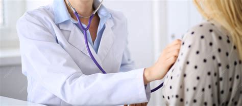 Médecin examinant un patient