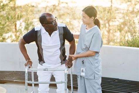 Une personne aidant une autre personne à se déplacer