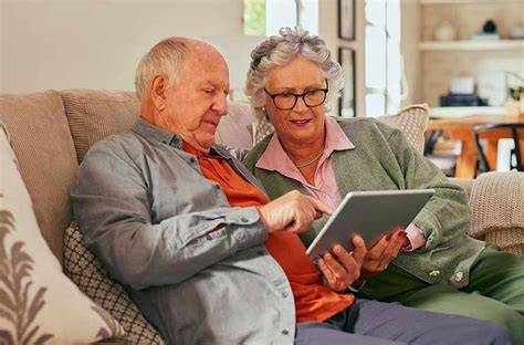 Personne âgée utilisant une tablette pour communiquer