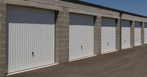 Photo d'un garage ou box fermé moderne