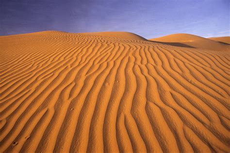 Paysage désertique marocain avec des dunes de sable et un ciel bleu