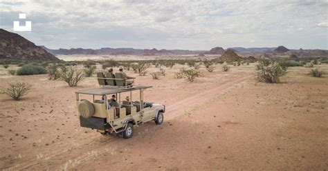 Un buggy traversant un paysage désertique rocheux