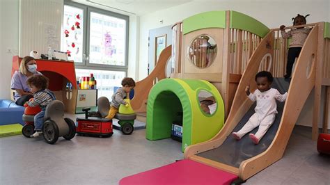 Enfants jouant librement dans une crèche