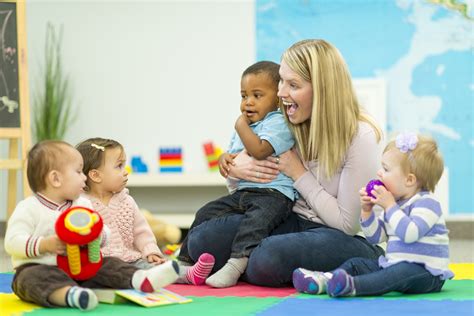 Professionnels de crèche interagissant avec des enfants