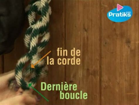 Longe de cheval attachée avec un nœud de sécurité