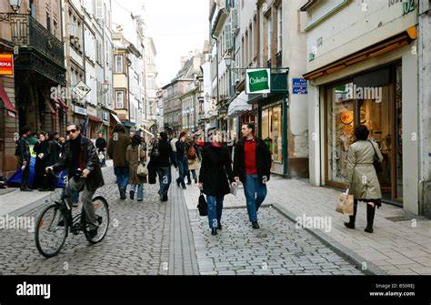 Rue piétonne animée à Strasbourg