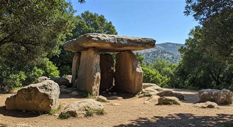 Paysage rural du Maine-et-Loire avec un dolmen en arrière-plan