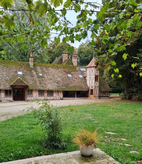 Extérieur d'un château avec une dépendance aménagée en gîte
