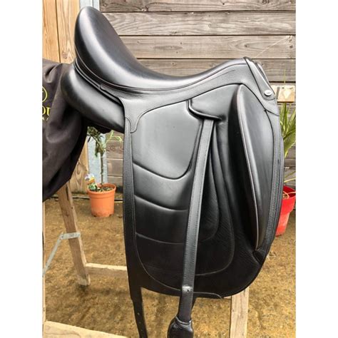 Cavalier de dressage montant une selle Devoucoux Makila