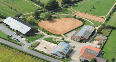 Vue aérienne d'un centre équestre avec des chevaux dans les paddocks