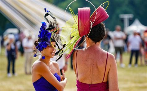 Chapeaux élégants lors du Prix de Diane