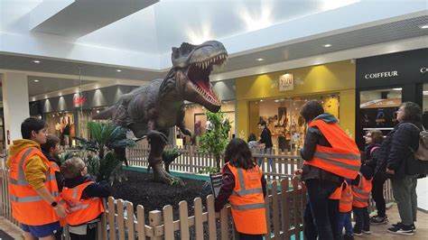 Enfants montant sur des dinosaures mécaniques