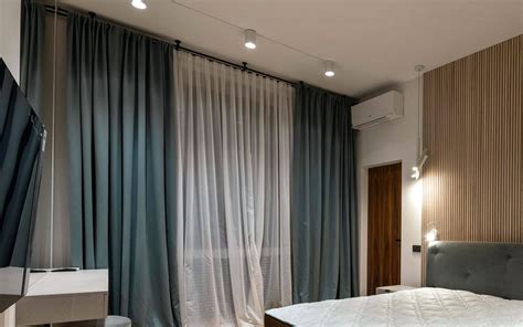 Installation de rideaux partant du plafond