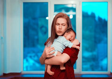 Parent réconfortant son bébé qui pleure