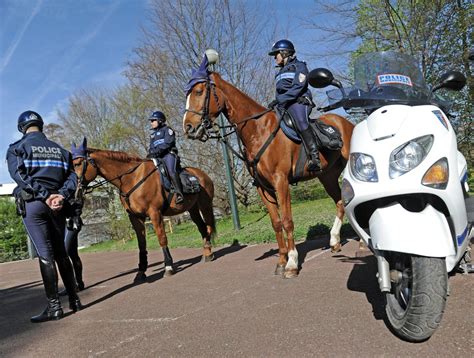 Police municipale à cheval patrouillant dans un parc