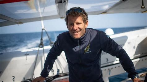 Charles Caudrelier franchissant la ligne d'arrivée