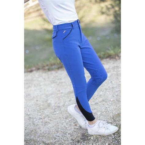 Un cavalier portant un pantalon d'équitation bleu roi